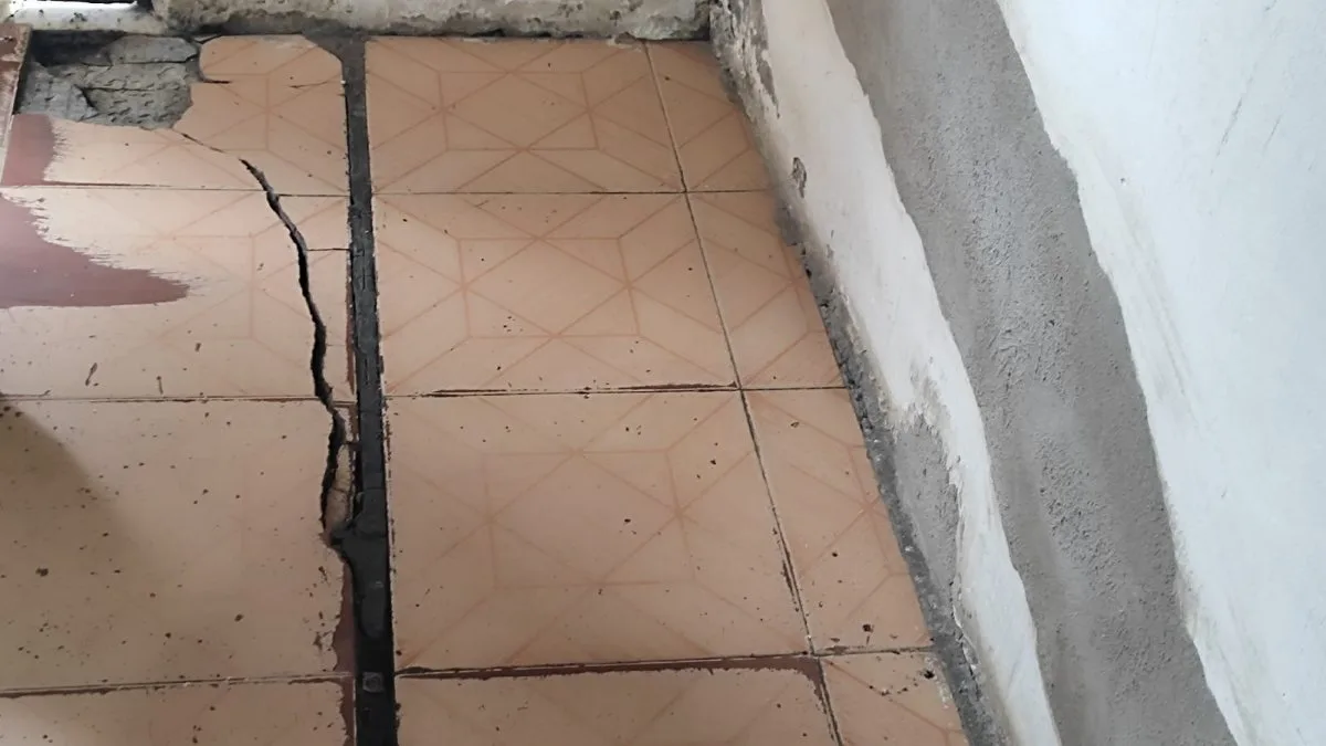 Moradores do bairro Tomba reclama de rachaduras causadas por córrego de esgoto