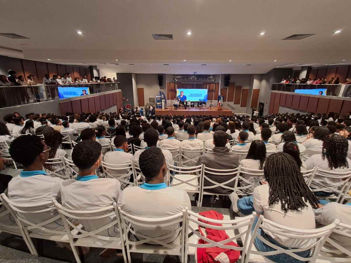 Prefeitura relança o programa Jovem Aprendiz beneficiando quase mil estudantes