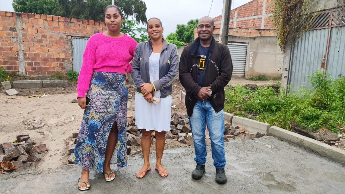Obra parada na Rua Senegal, bairro Lagoa Grande, em Feira de Santana