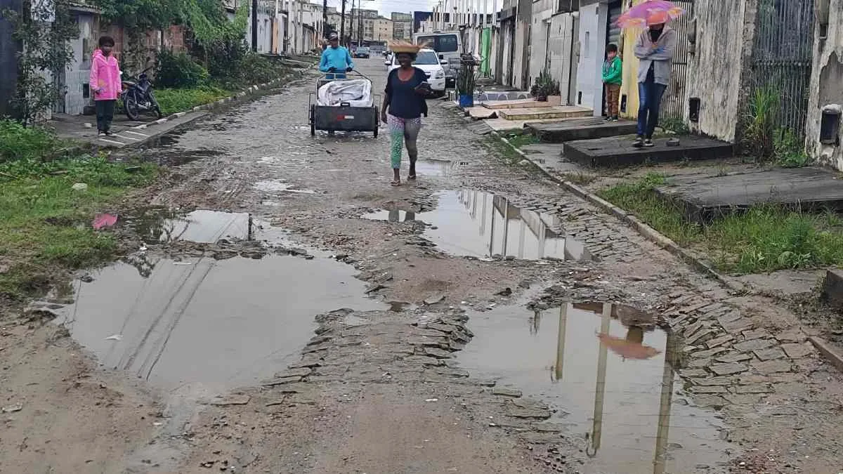 Moradores reclamam de esgoto a céu aberto em rua do bairro Conceição