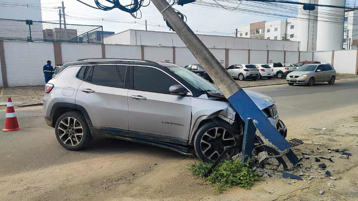 Poste cai sobre carro após colisão no bairro SIM em Feira de Santana