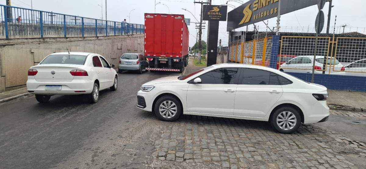 Caminhão quebrado ao lado do viaduto da Avenida Maria Quitéria