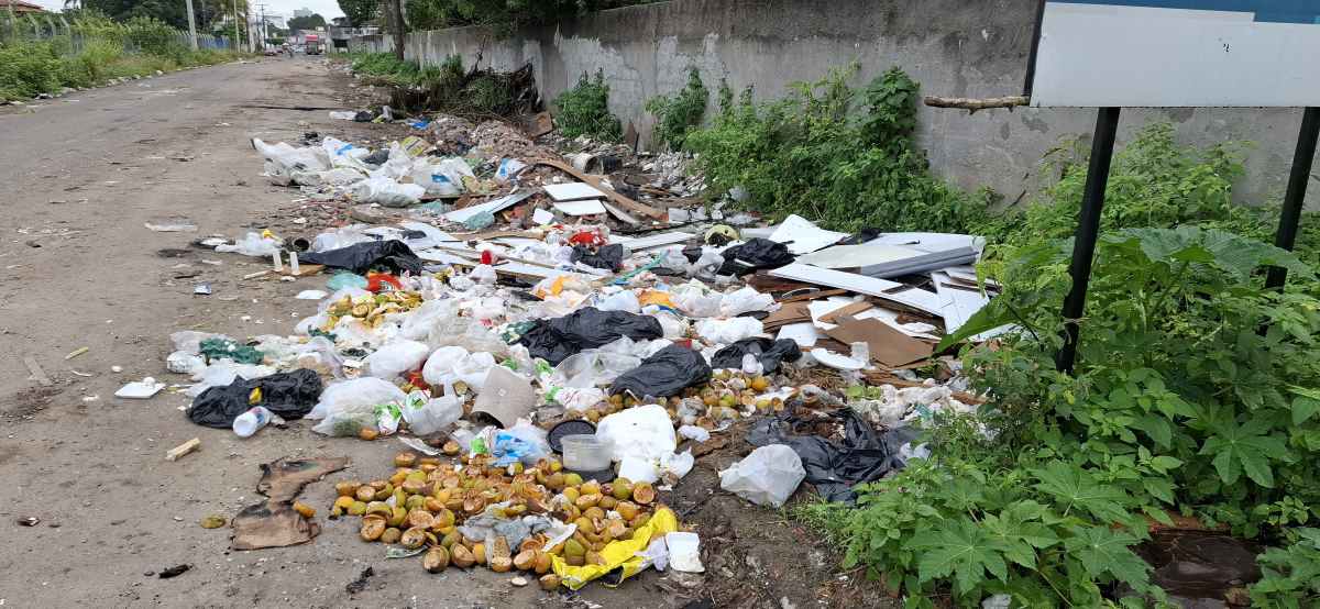 Descarte irregular de lixo na Rua São Sebastião, bairro Santa Mônica, Feira de Santana
