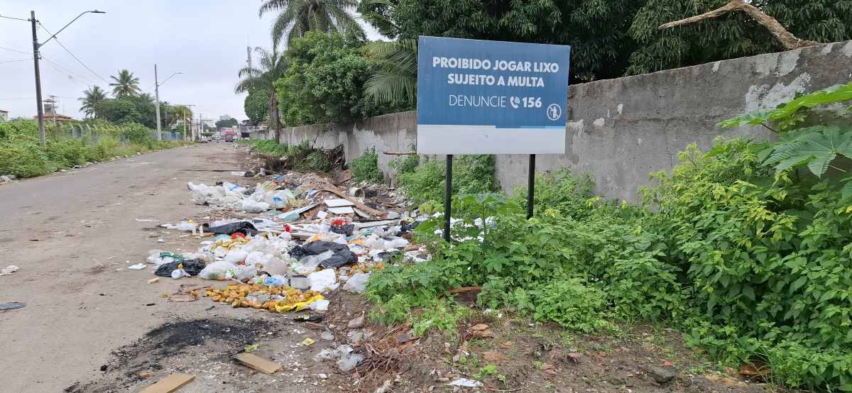 Descarte irregular de lixo na Rua São Sebastião, bairro Santa Mônica, Feira de Santana