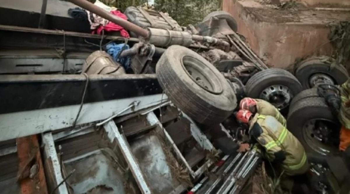Casal baiano morre após caminhão cair de ponte Minas Gerais