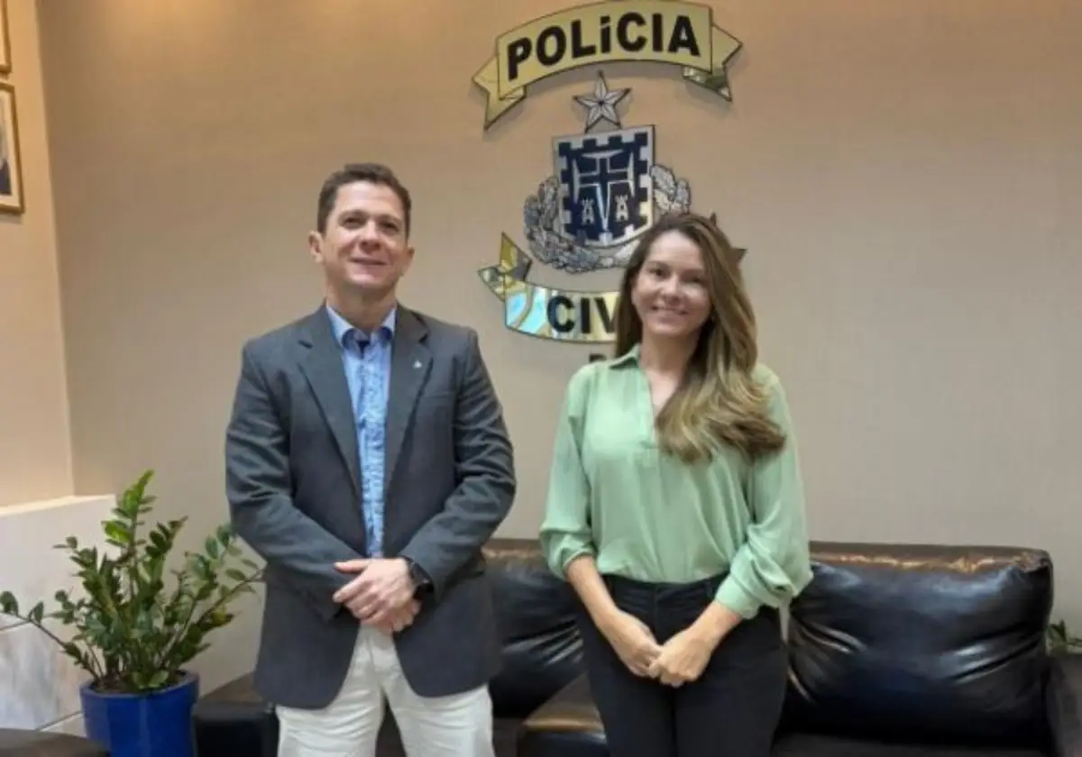 André Viana, Delegado-Geral da Polícia Civil, e Bethânia Ferreira, presidenta da Associação de Defensoras e Defensores Públicos da Bahia (ADEP-BA)_Crédito Divulgação