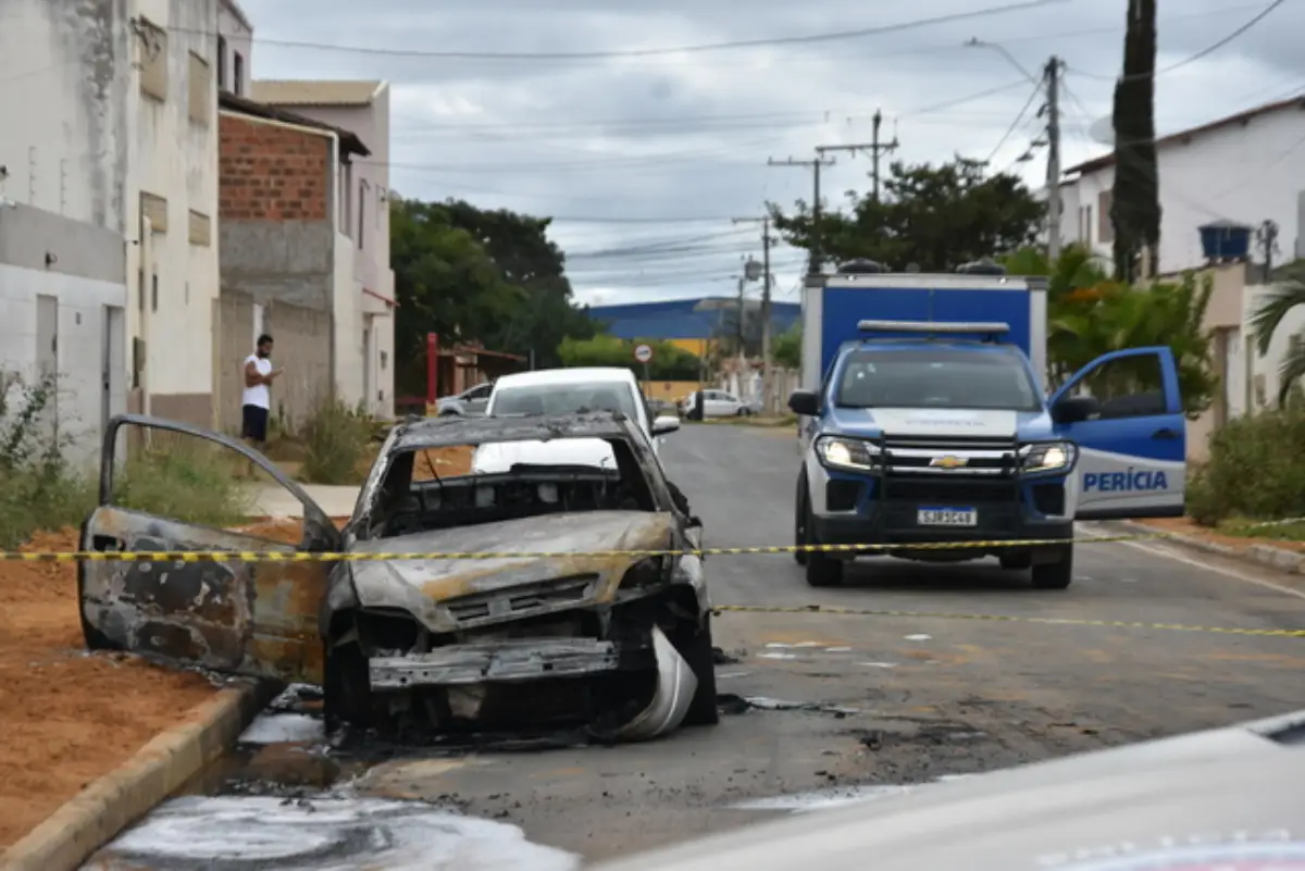 Homem morre carbonizado dentro de carro em Vitória da Conquista