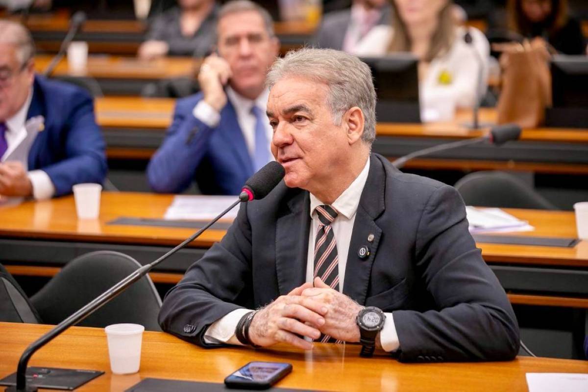 Câmara aprova parecer de projeto de Zé Neto que prepara professores para ensinar IA na educação pública