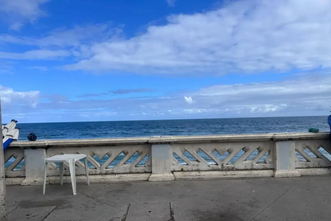 Pichações no Farol da Barra são apagadas pela Polícia Civil