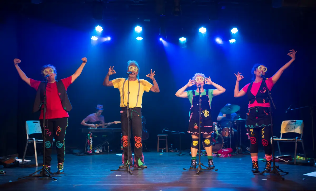 Espetáculo Vila ABCD - Cia Domingo tem teatro