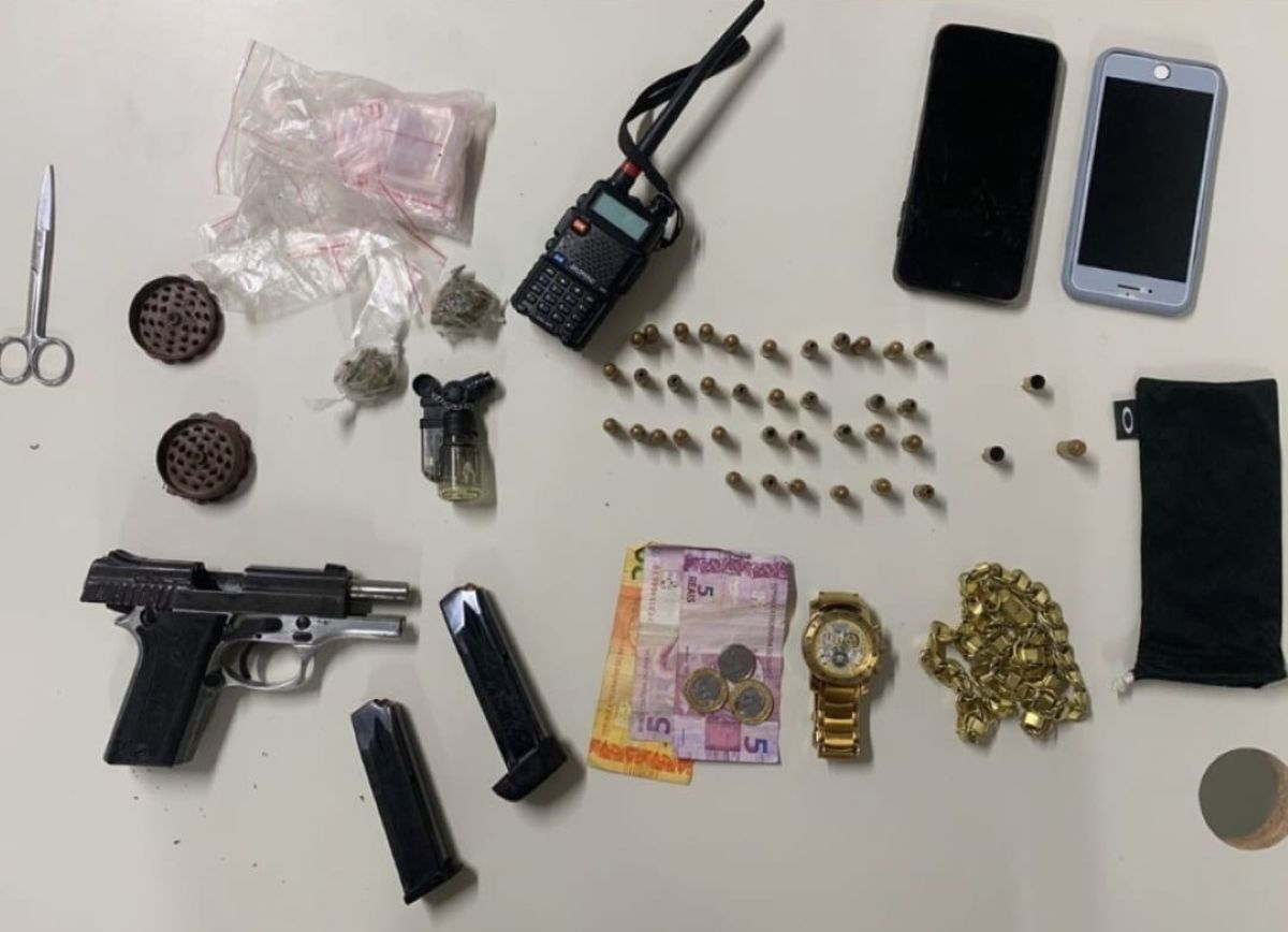 Mulher é presa com arma, munições e drogas em Feira de Santana