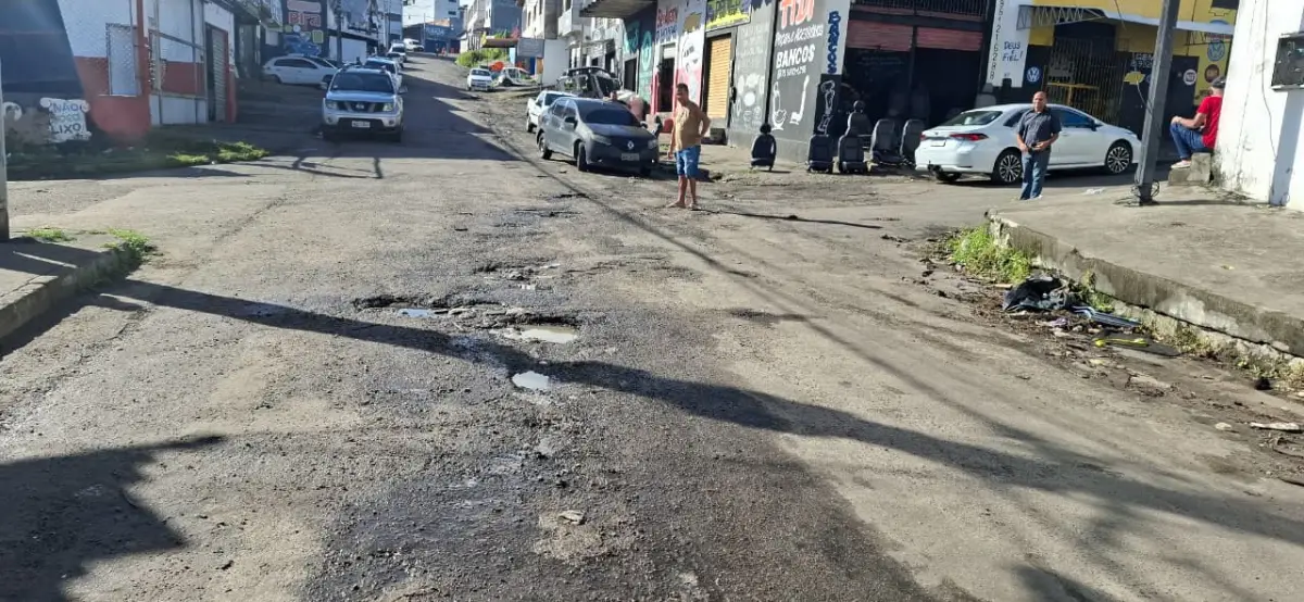 Buraqueira no bairro Barroquinha prejudica moradores que temem riscos de acidentes
