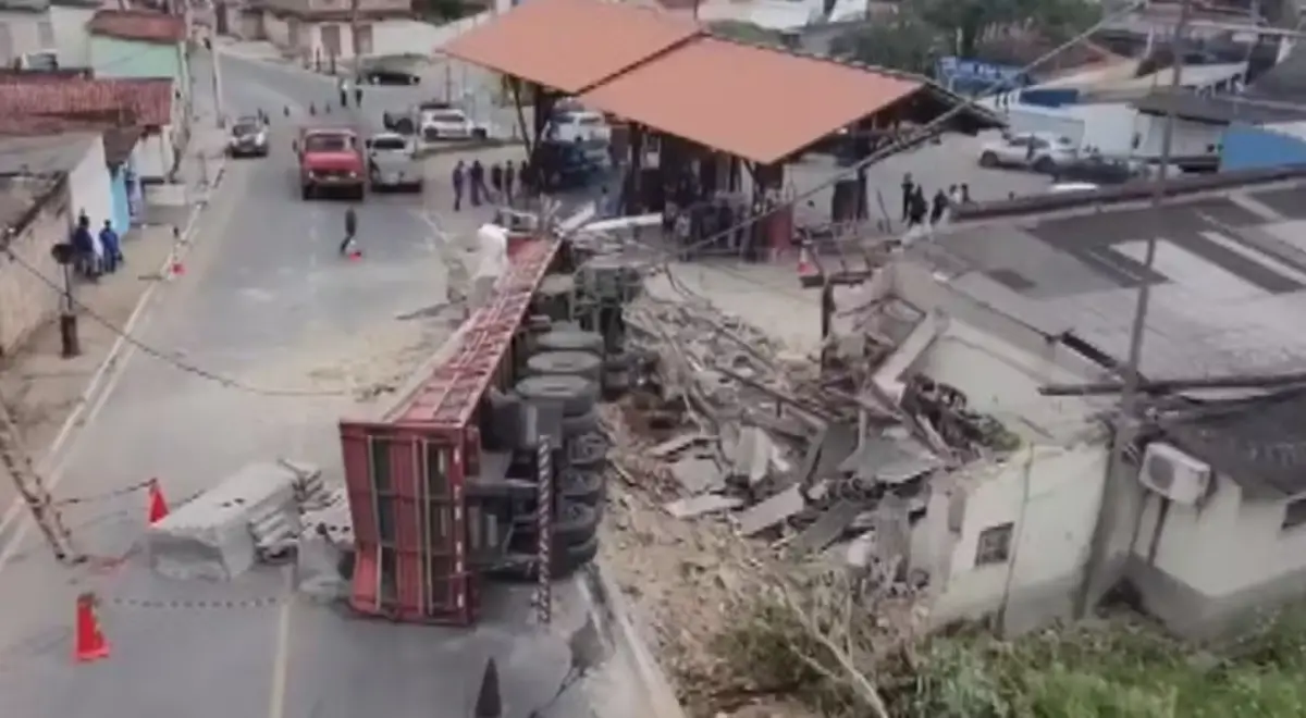 Motorista pula de carreta em movimento após perder controle da direção no extremo sul da Bahia