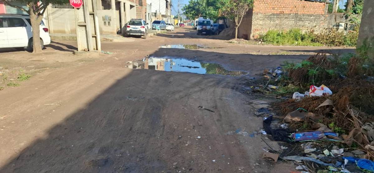 Sem pavimentação, moradores do bairro Queimadinha enfrentam lama e buracos na Rua Sergipe