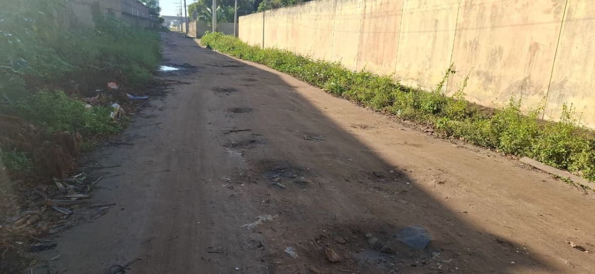 Sem pavimentação, moradores do bairro Queimadinha enfrentam lama e buracos na Rua Sergipe