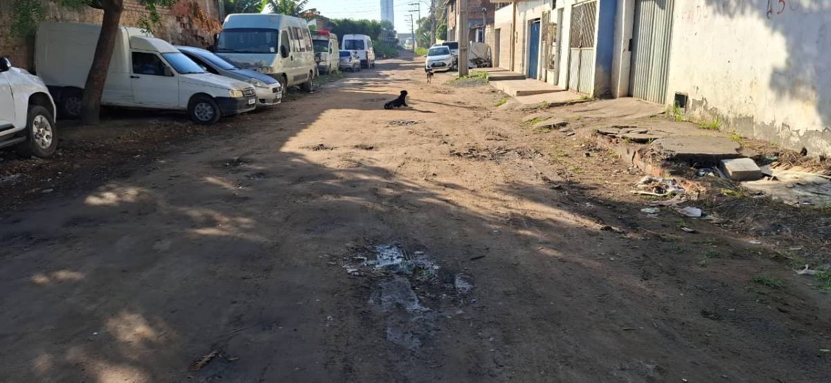 Sem pavimentação, moradores do bairro Queimadinha enfrentam lama e buracos na Rua Sergipe