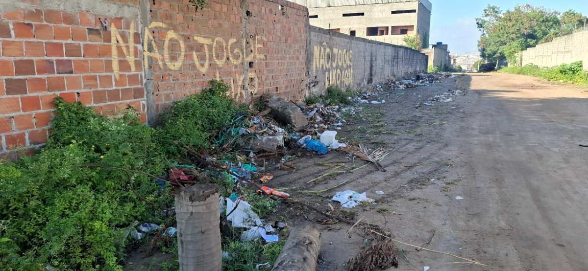 Sem pavimentação, moradores do bairro Queimadinha enfrentam lama e buracos na Rua Sergipe