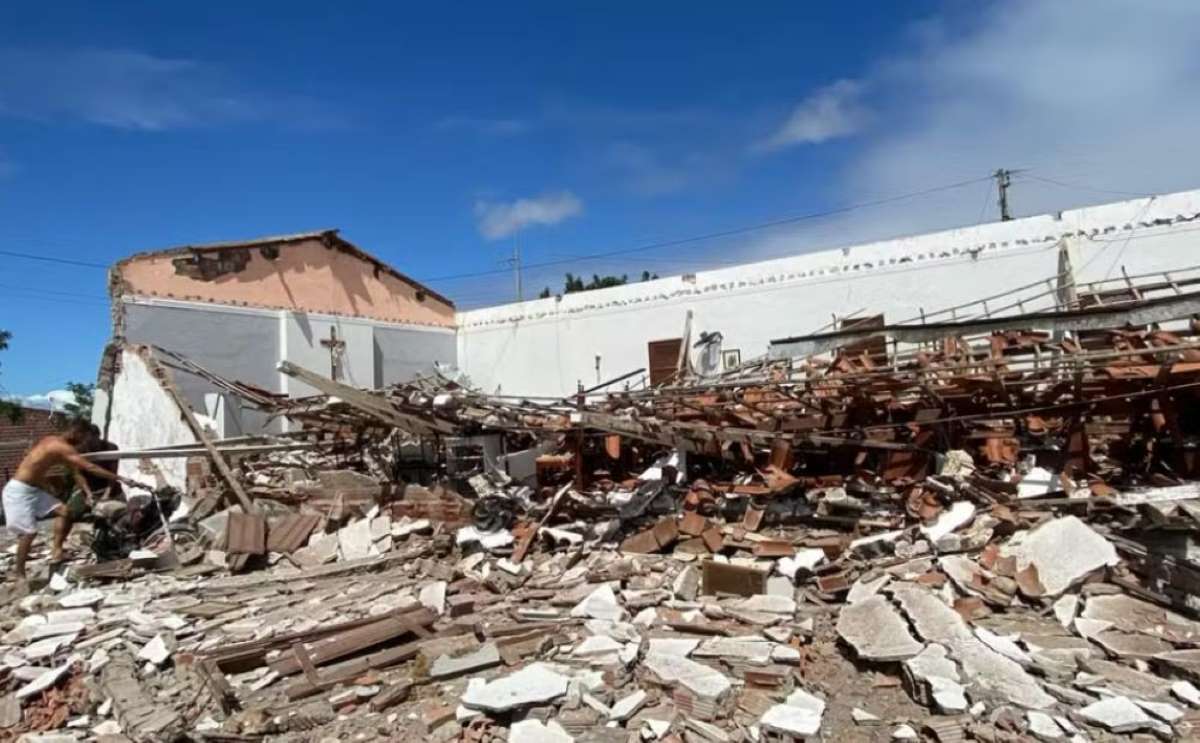 Capela desaba em Conceição do Coité; apenas parede com imagem de Jesus ficou em pé