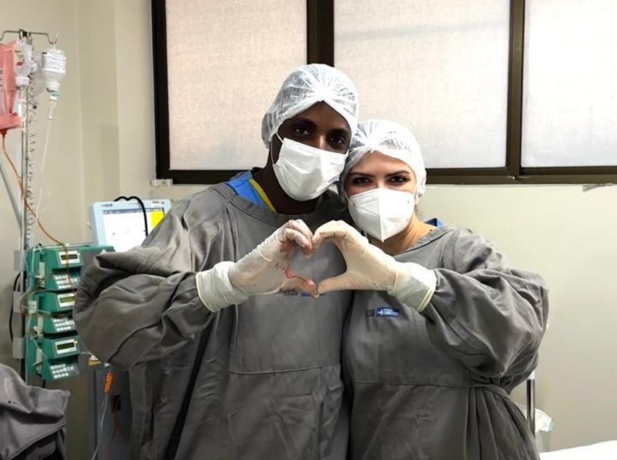 Casal de médicos Gileno Júnior e Sarah Dantas de Feira de Santana salva passageiro durante voo para Espanha