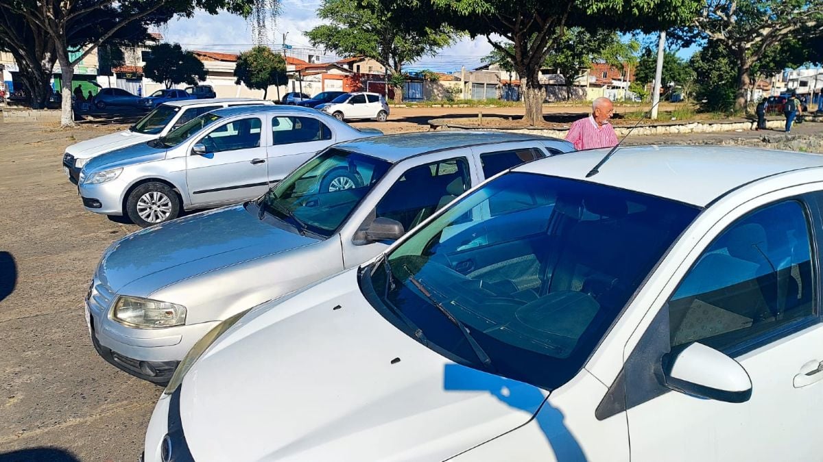 Polícia Civil realiza ação preventiva de fiscalização em feira informal de veículos