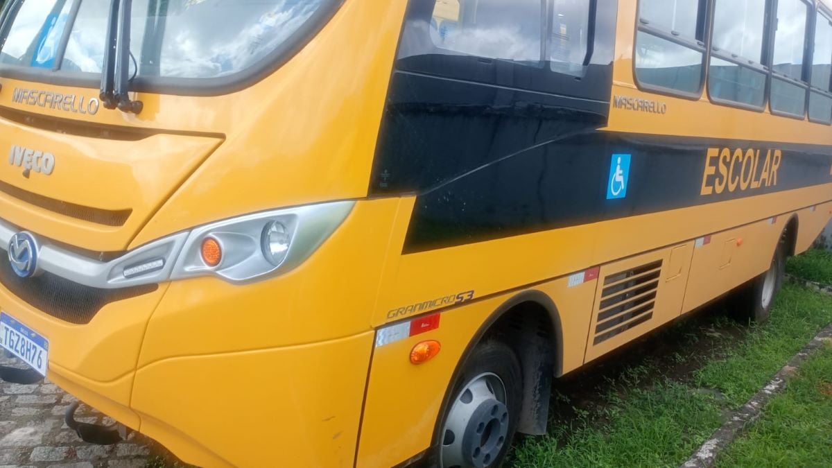 Após incêndio que destruiu parta da frota, governo da Bahia entrega novos ônibus escolares para Santo Estevão