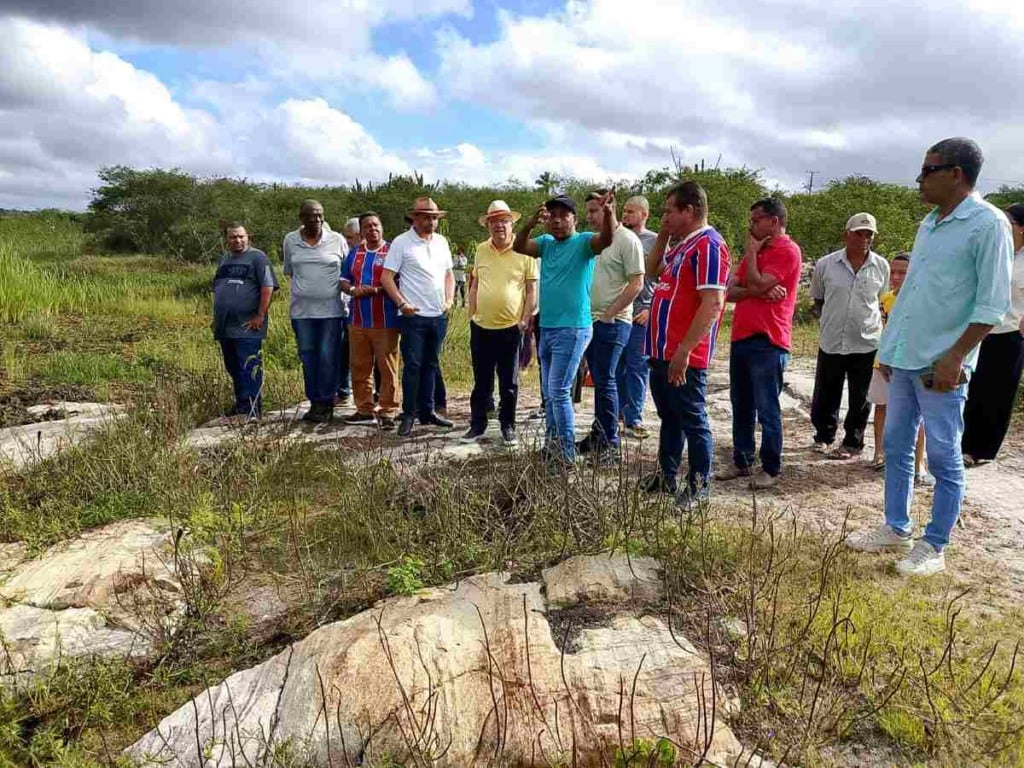 Prefeitura de Feira de Santana autoriza limpeza da Lagoa Grande no distrito de Maria Quitéria e discute revitalização