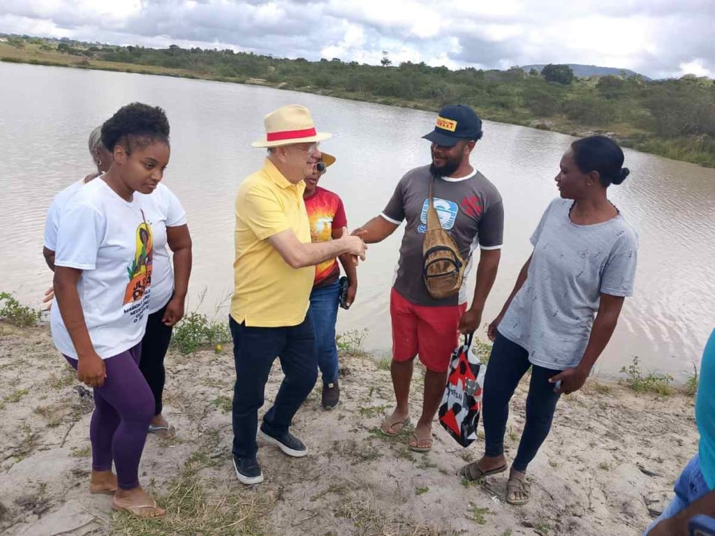 Prefeitura de Feira de Santana autoriza limpeza da Lagoa Grande no distrito de Maria Quitéria e discute revitalização