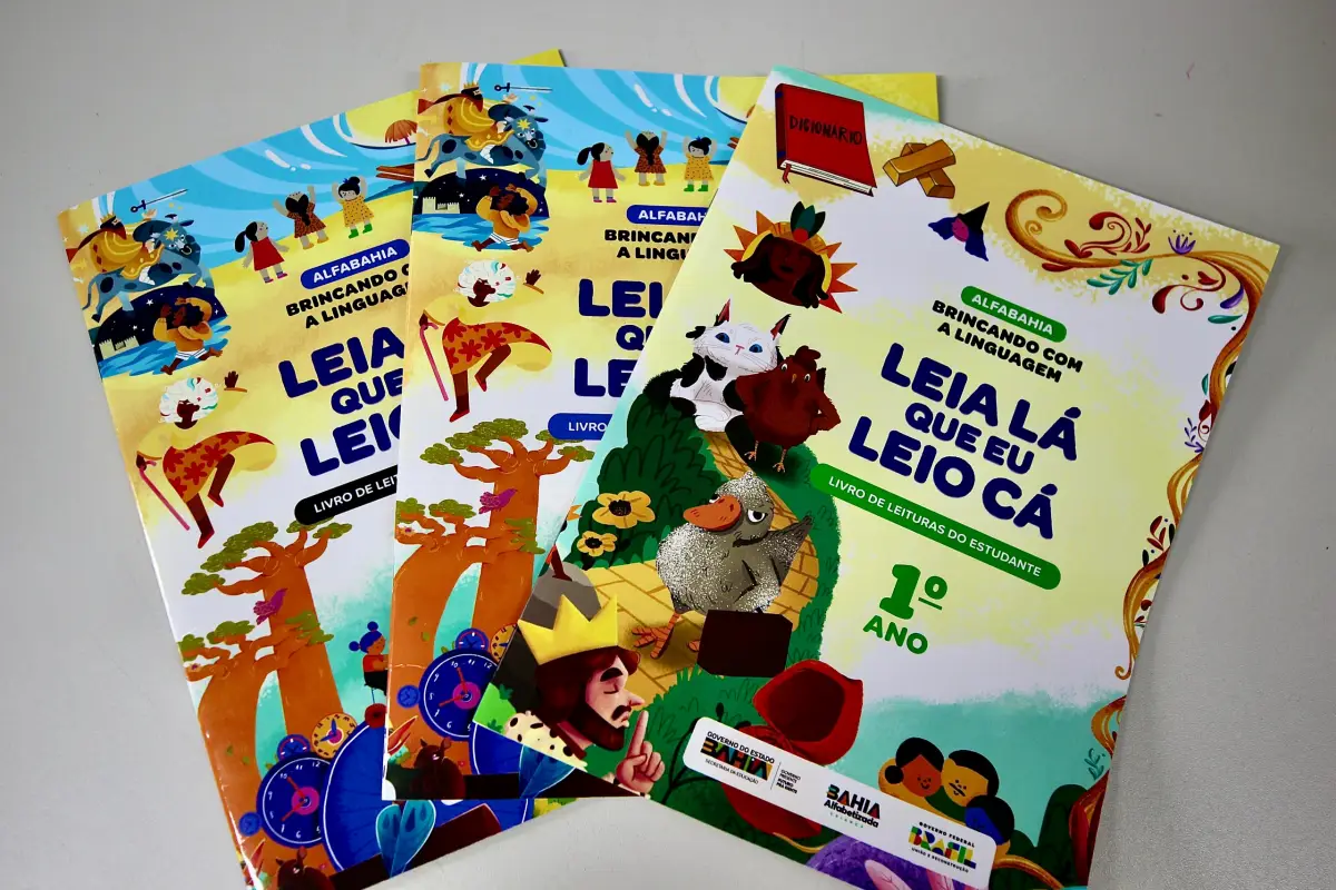 Mais de 350 mil livros são entregues a municípios baianos para auxiliar alfabetização de crianças na idade certa