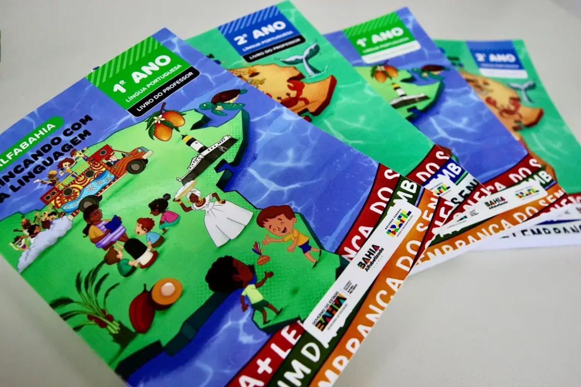 Mais de 350 mil livros são entregues a municípios baianos para auxiliar alfabetização de crianças na idade certa