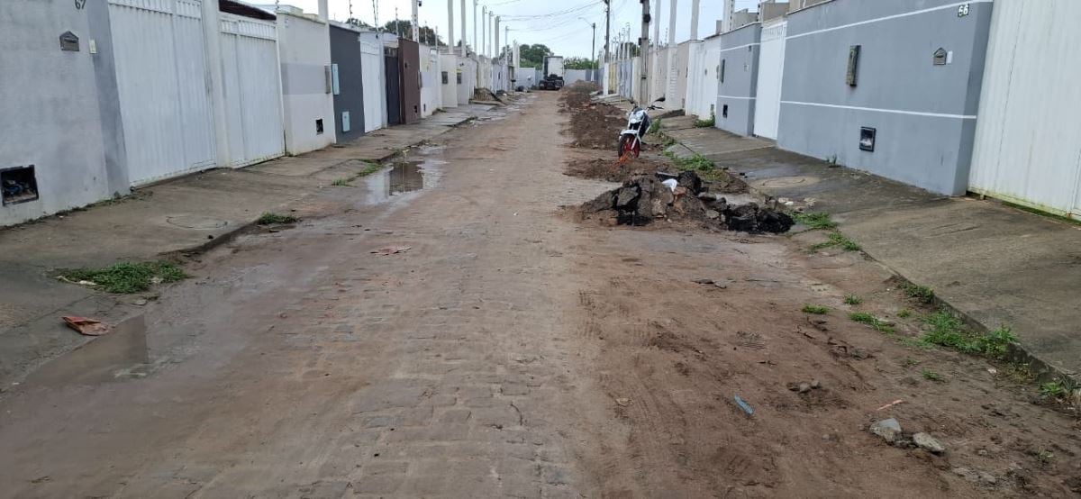 "Ficamos Ilhados"; moradores denunciam transtornos após obra da Embasa em rua do bairro Mangabeira