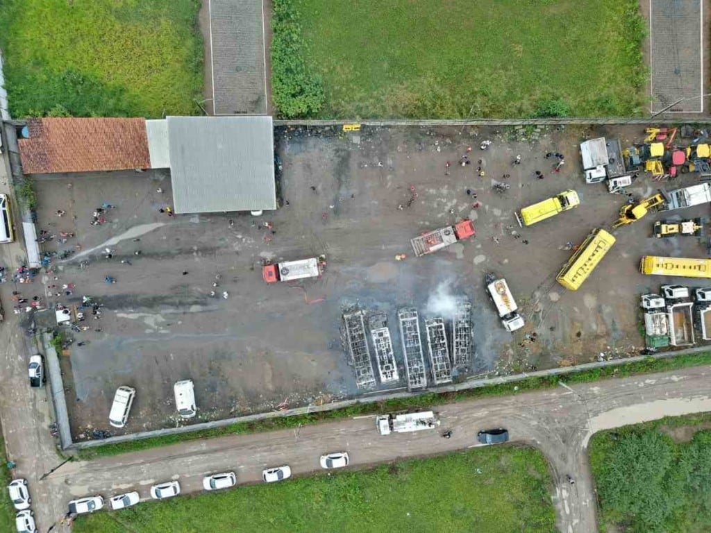 Cerca de 500 alunos são afetados pela falta de transporte em Santo Estêvão após incêndio de 5 ônibus