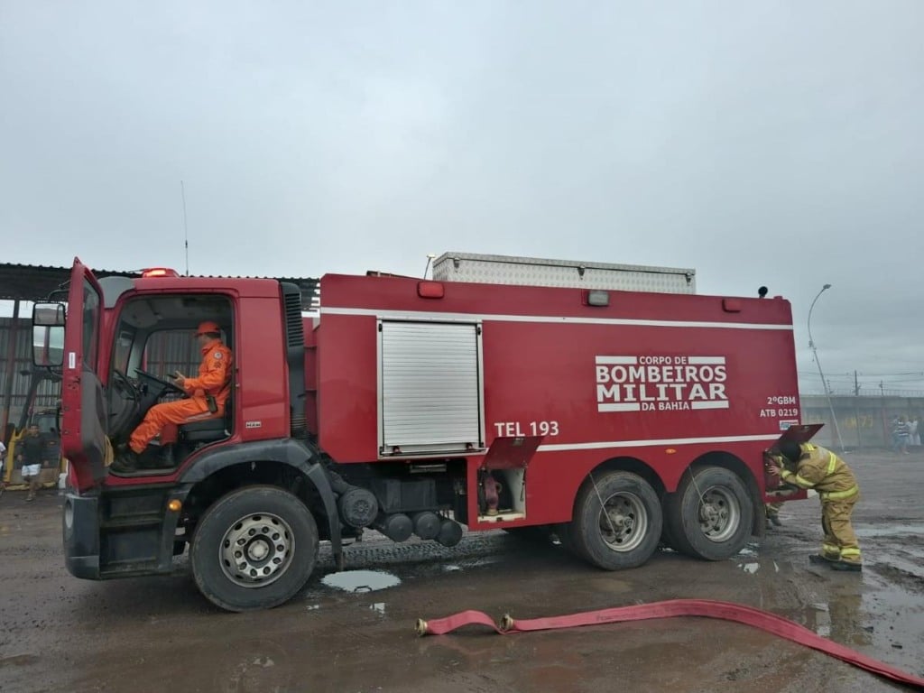 Cerca de 500 alunos são afetados pela falta de transporte em Santo Estêvão após incêndio de 5 ônibus