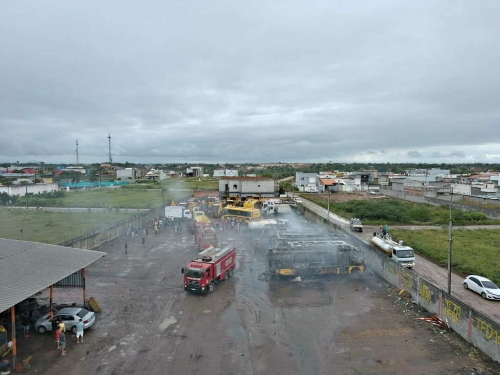 Cerca de 500 alunos são afetados pela falta de transporte em Santo Estêvão após incêndio de 5 ônibus