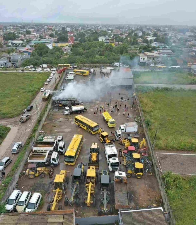 Cerca de 500 alunos são afetados pela falta de transporte em Santo Estêvão após incêndio de 5 ônibus