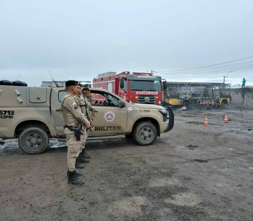 Cerca de 500 alunos são afetados pela falta de transporte em Santo Estêvão após incêndio de 5 ônibus