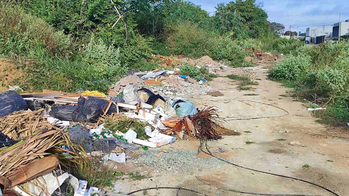 Moradores denunciam acúmulo de lixo e insegurança em via alternativa do bairro Santo Antônio dos Prazeres