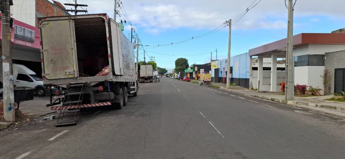 Comerciante denuncia transtornos causados pela circulação de veículos grandes no centro da cidade;