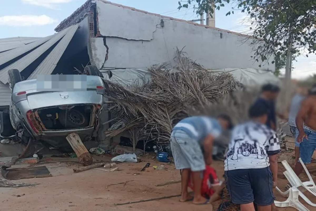 Carro invade estabelecimento em Macaúbas e deixa 8 feridos