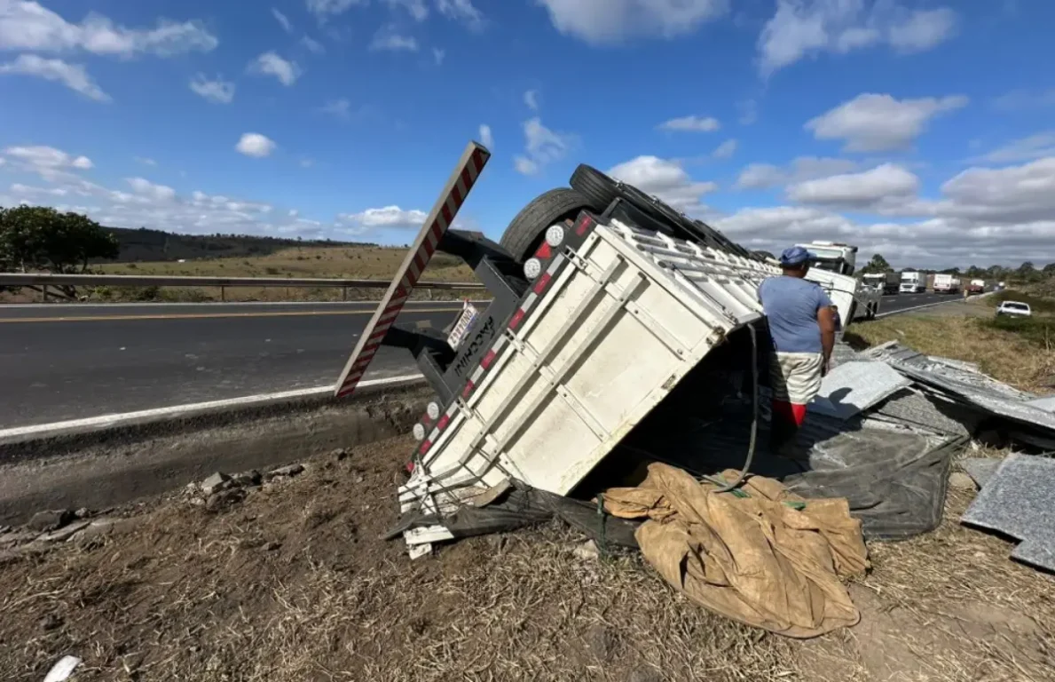 Acidente em Brejões: carreta com pedras de mármore tomba após manobra arriscada na BR-116