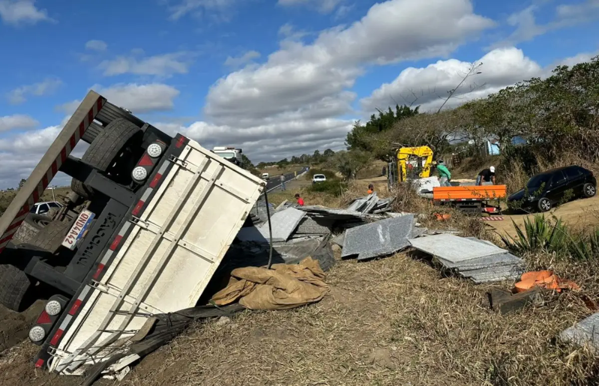 Acidente em Brejões: carreta com pedras de mármore tomba após manobra arriscada na BR-116