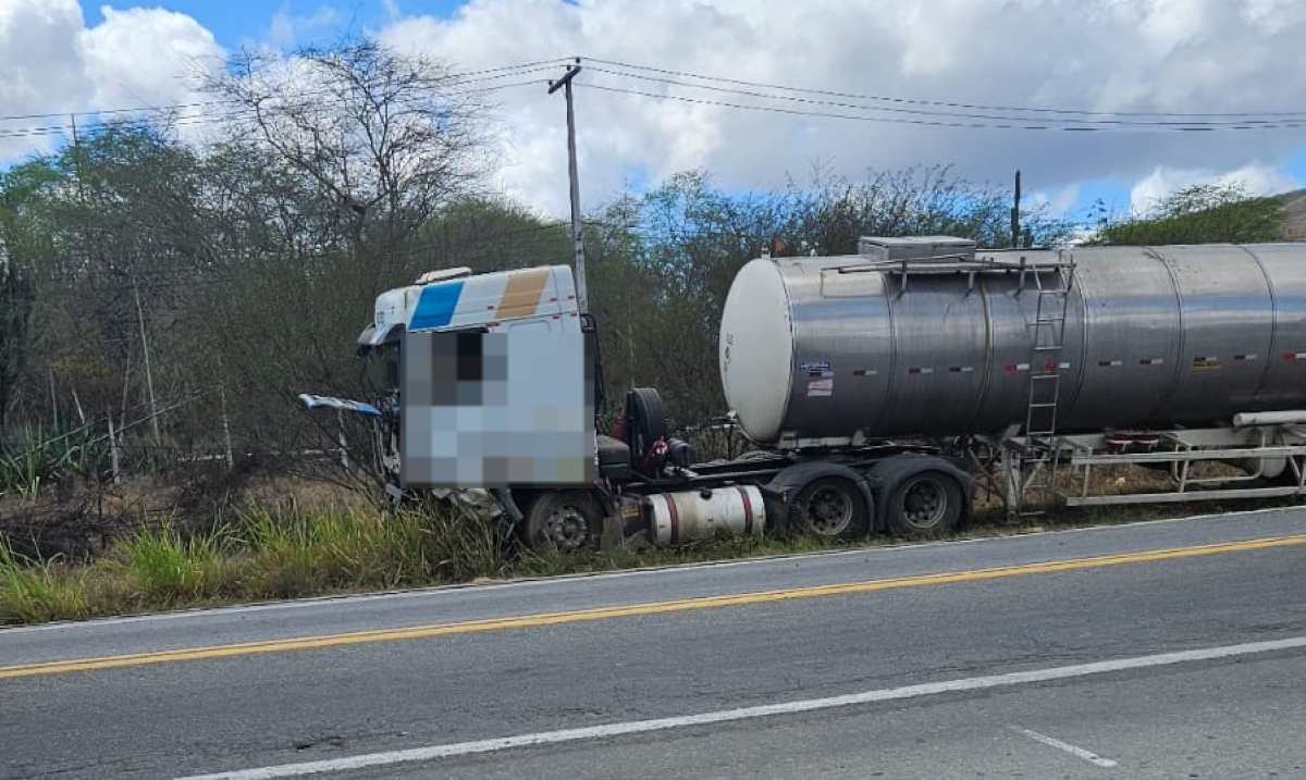 Homem morre após colisão entre carro e carreta-tanque em Jequié