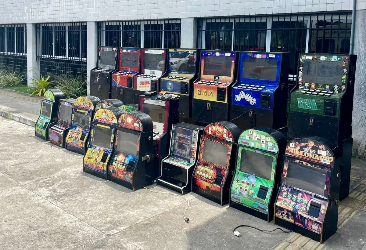 Polícia apreende 19 máquinas caça-níqueis e drogas no Centro de Abastecimento de Feira de Santana