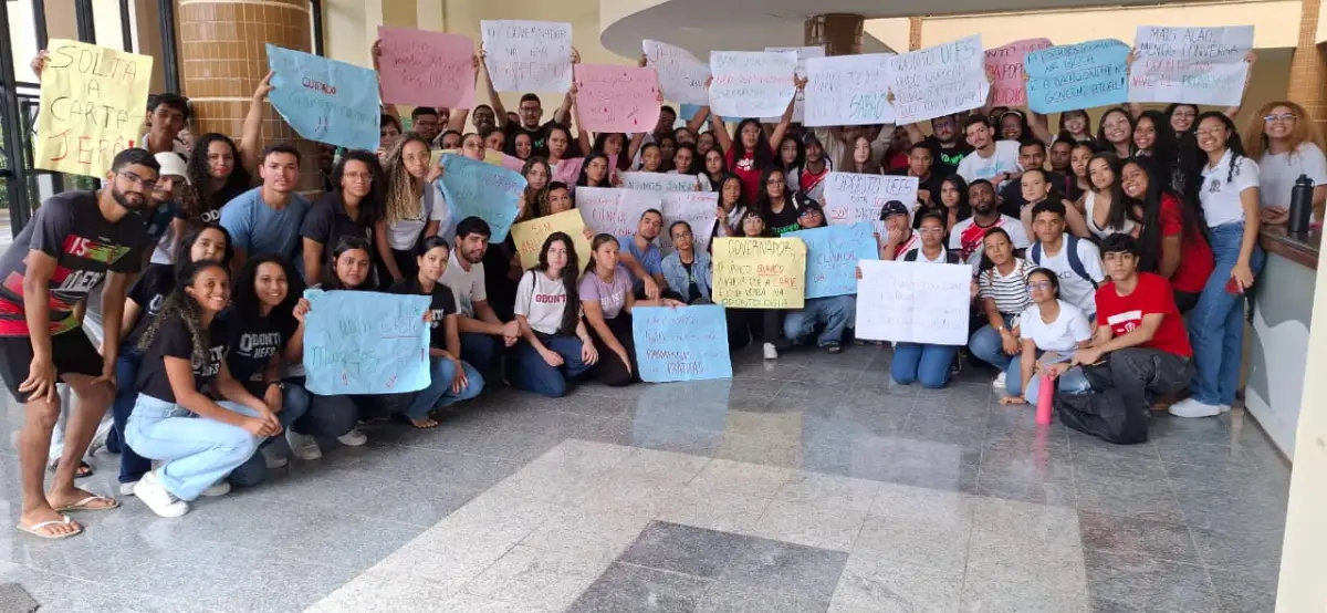 Estudantes de odontologia da Uefs realizam manifestação