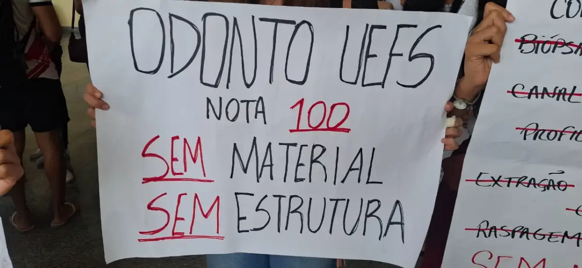 Estudantes de odontologia da Uefs realizam manifestação