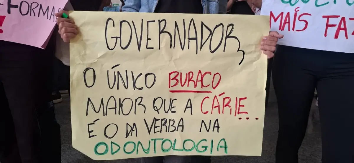 Estudantes de odontologia da Uefs realizam manifestação