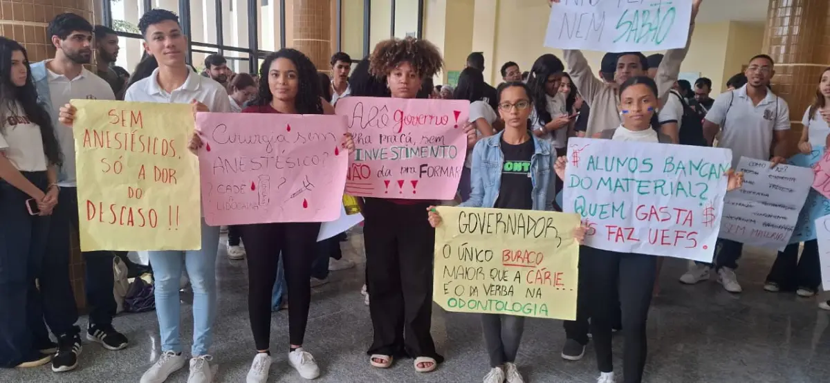 Estudantes de odontologia da Uefs realizam manifestação