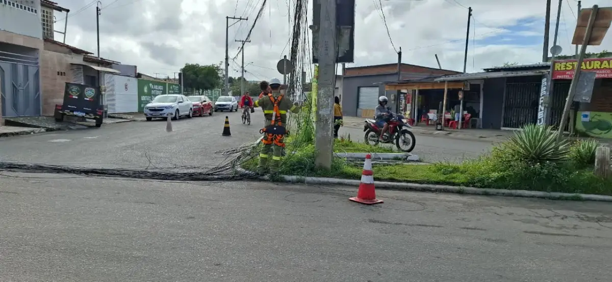 Fiação de poste em frente à Policlínica do Feira X pega fogo e deixa pacientes e moradores sem energia