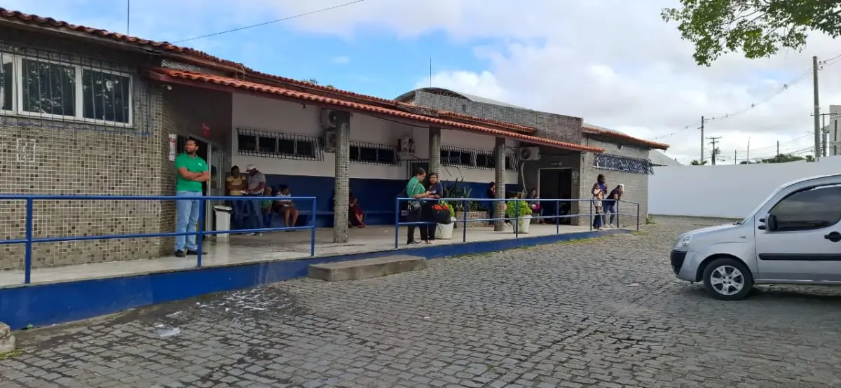 Fiação de poste em frente à Policlínica do Feira X pega fogo e deixa pacientes e moradores sem energia
