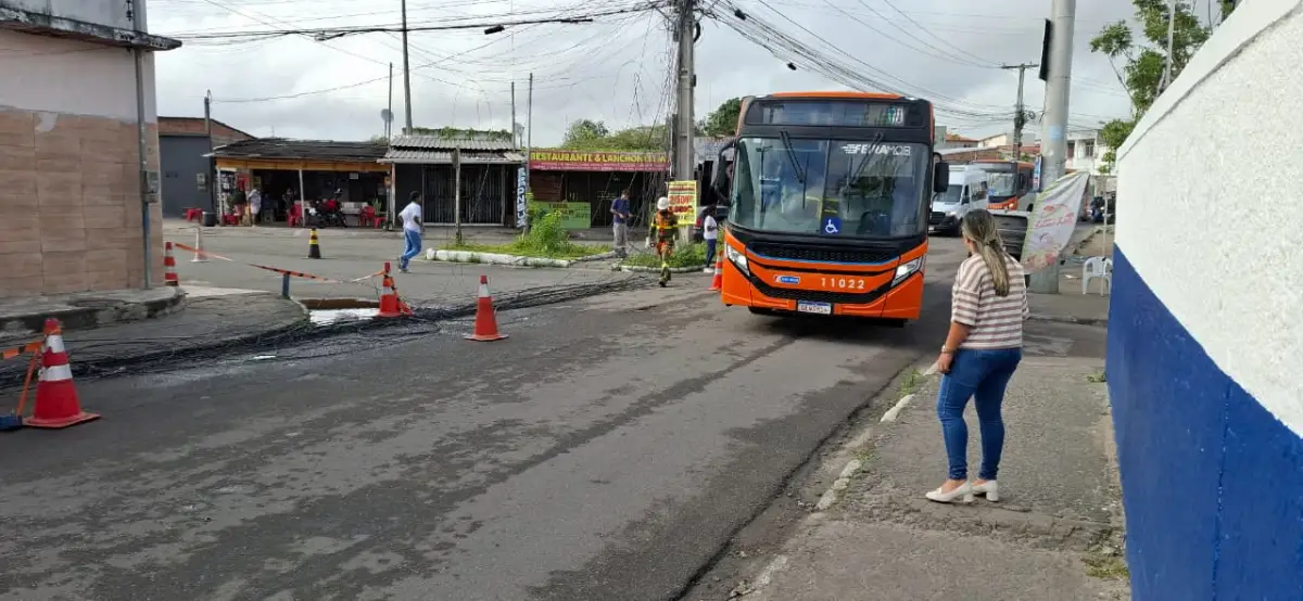 Fiação de poste em frente à Policlínica do Feira X pega fogo e deixa pacientes e moradores sem energia