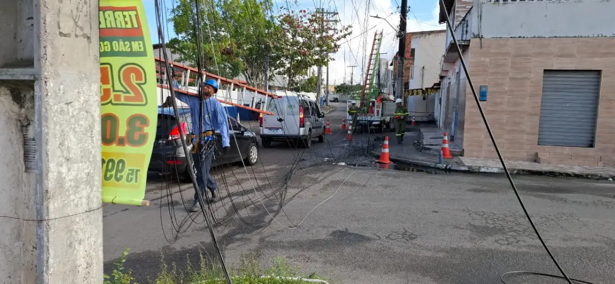 Fiação de poste em frente à Policlínica do Feira X pega fogo e deixa pacientes e moradores sem energia